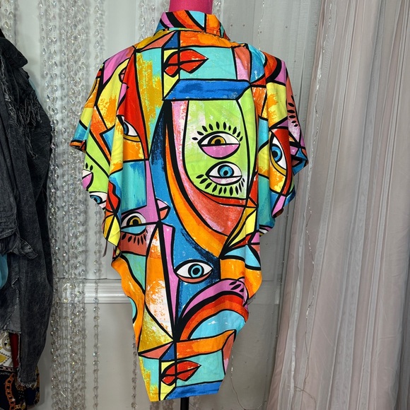 Eye Abstract Print Top - Picture 3 of 4